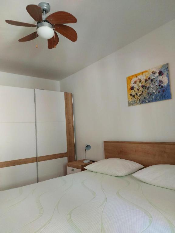 Posteľ alebo postele v izbe v ubytovaní Apartment Podgora 11469a