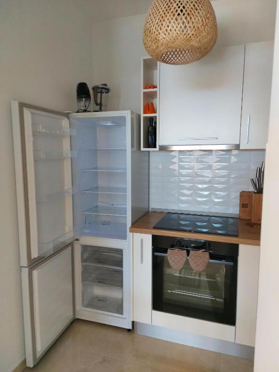 Kuchyňa alebo kuchynka v ubytovaní Apartment Podgora 11469a