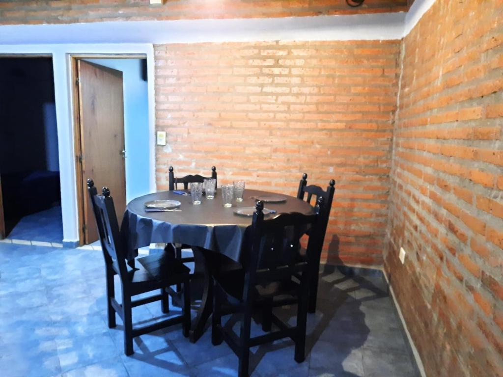 uma mesa num quarto com uma parede de tijolos em del PARANA em Corrientes