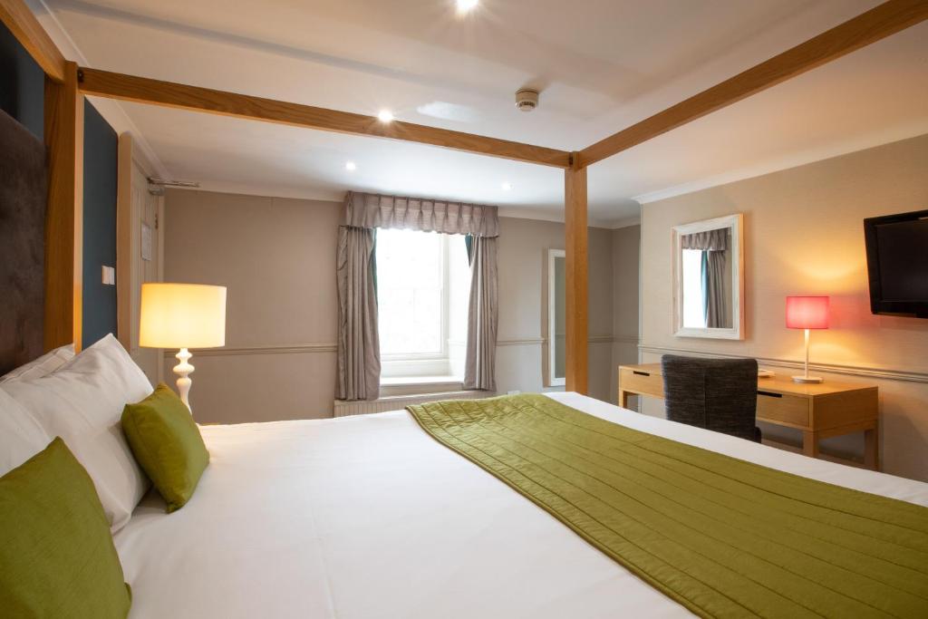 Postel nebo postele na pokoji v ubytování George Hotel