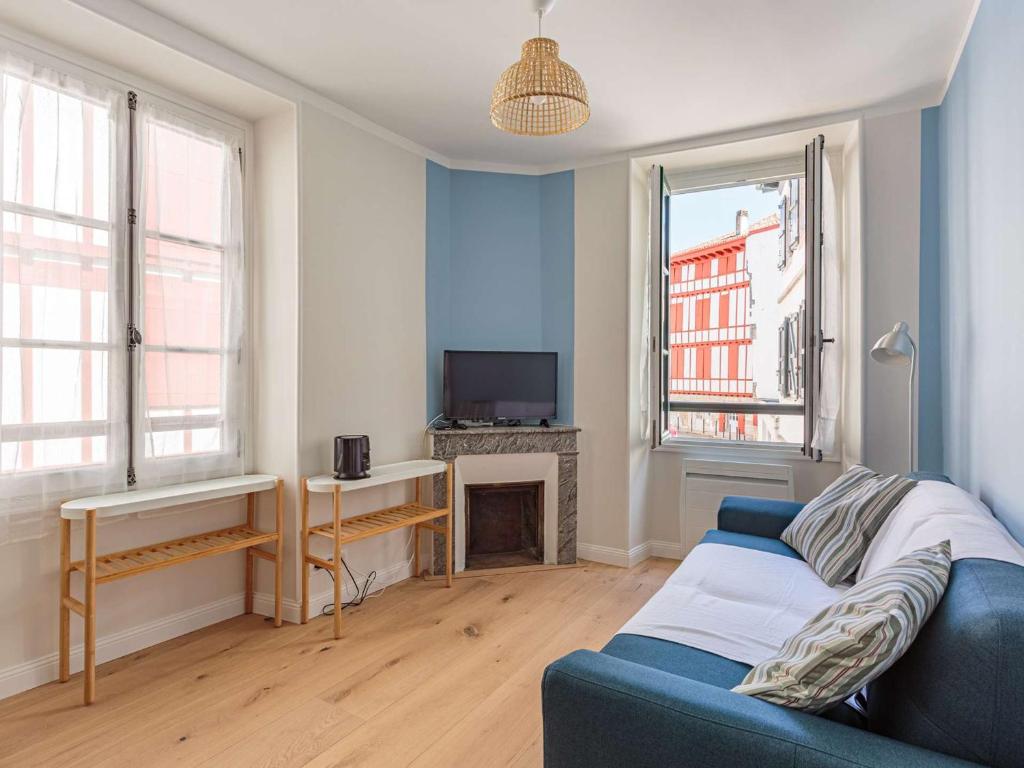Photo de la galerie de l'établissement Appartement rénové au cœur historique de Ciboure, proche commerces et plage - FR-1-4-641, à Ciboure