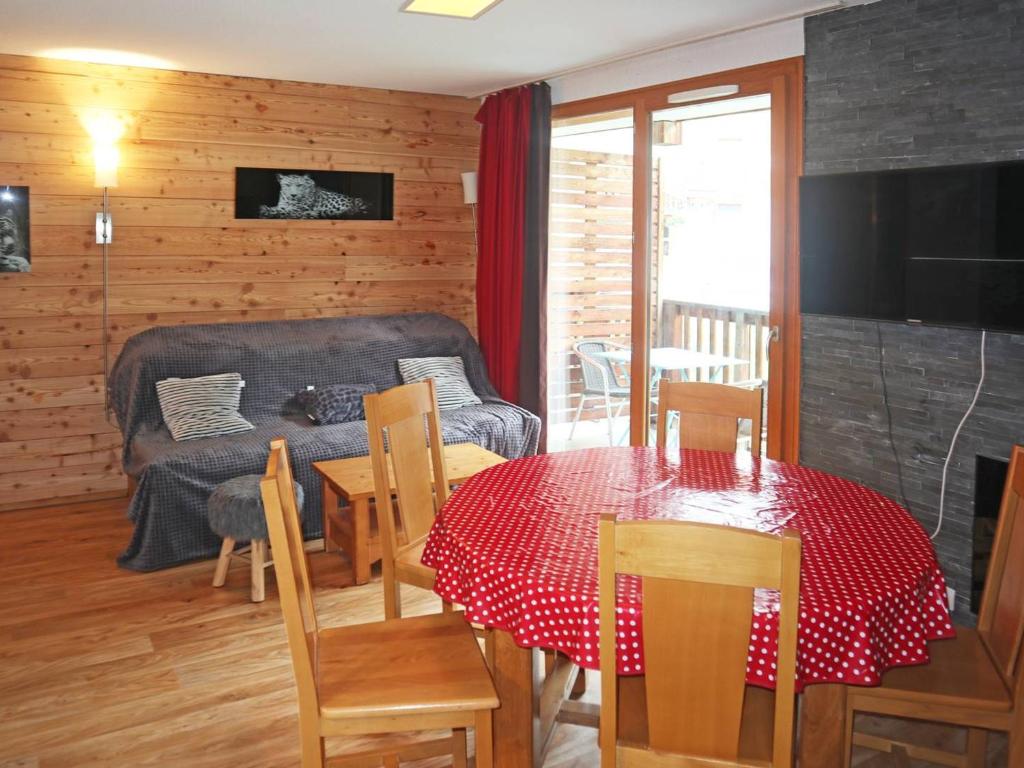 eine Küche und ein Esszimmer mit einem Tisch und einem Sofa in der Unterkunft Appartement Les Orres, 3 pièces, 8 personnes - FR-1-322-484 in Les Orres