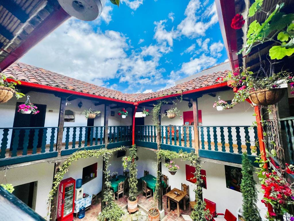 Hotel San Gabriel في El Cocuy: بلكونه مبنى عليه نباتات