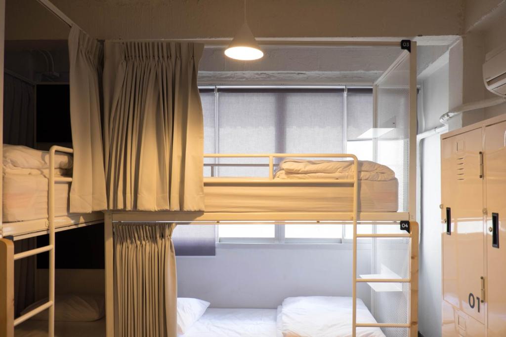 Cette chambre comprend 2 lits superposés et une fenêtre. dans l'établissement Colibri Traditional Hostel, à Samarcande