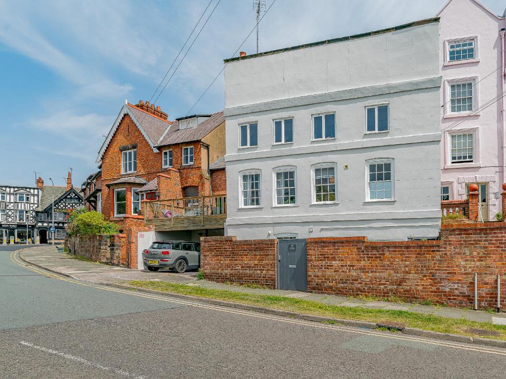 un edificio blanco al lado de una calle en Ivy Cottage en Chester