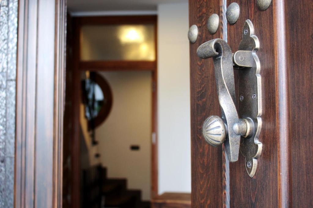 a close up of a wooden door with a handle at Casa Del Rey in Priego de Córdoba