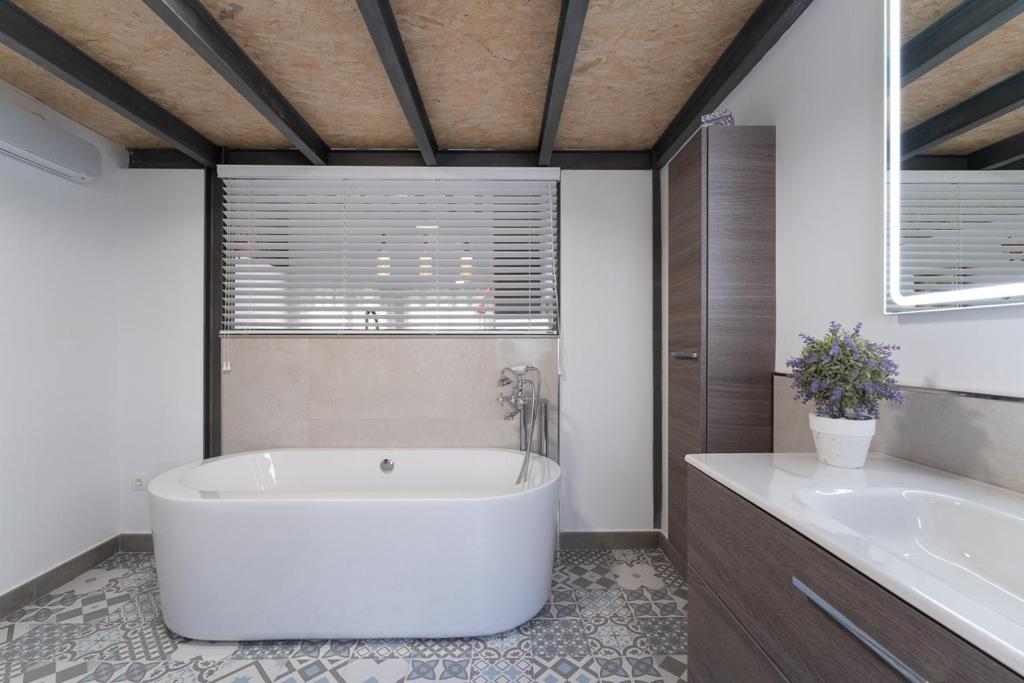Koupelna v ubytování Suite Loft 4 PAX by costablancarent