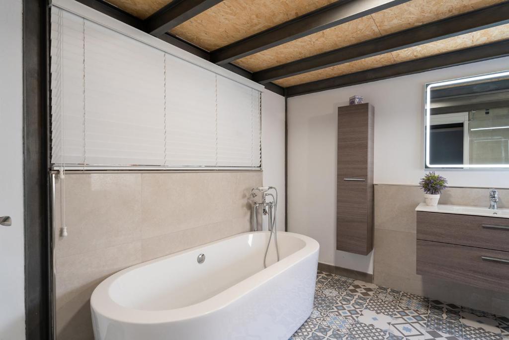Koupelna v ubytování Suite Loft 4 PAX by costablancarent