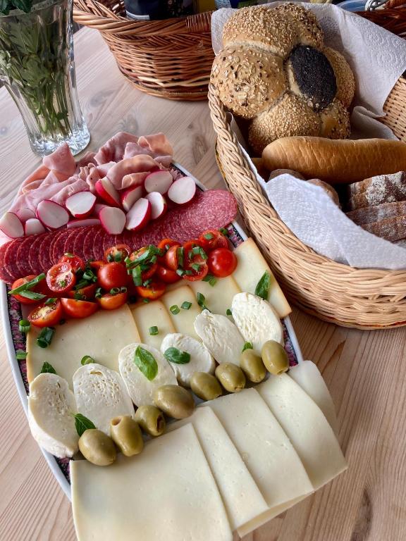 Makanan di atau di tempat lain dekat tenda glamping