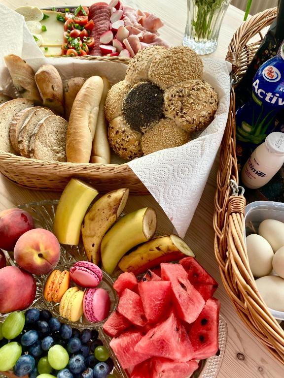 Makanan di atau di tempat lain dekat tenda glamping