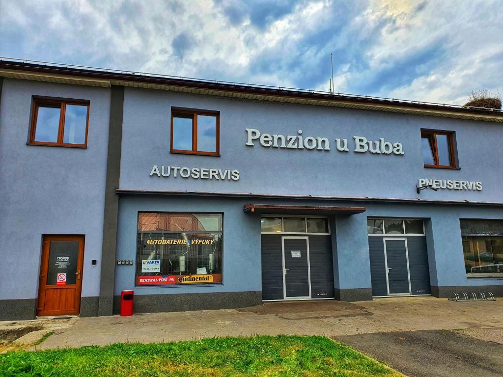 un bâtiment bleu avec un panneau indiquant pentagon u buffalo dans l'établissement Penzion u Buba, à Ostrov nad Oslavou