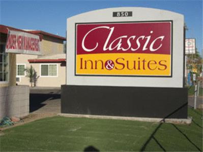 un cartel de coca cola frente a una casa en Classic Inn and Suites, en El Centro