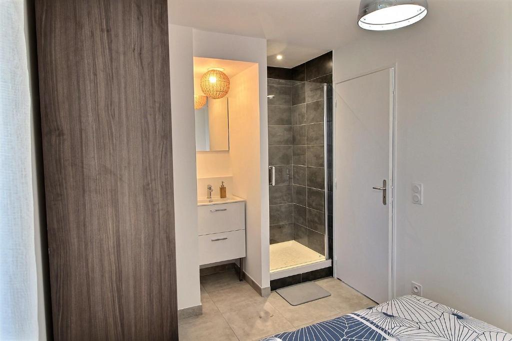 Koupelna v ubytování Apt type 3 en Duplex sur EVIAN les Bains vue lac