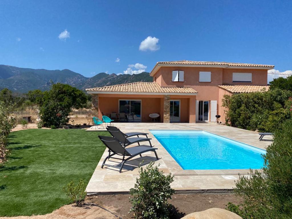 une villa avec une piscine en face d'une maison dans l'établissement Villa Chez Géraldine Piscine chauffée, proche plage et rivière, à Lecci