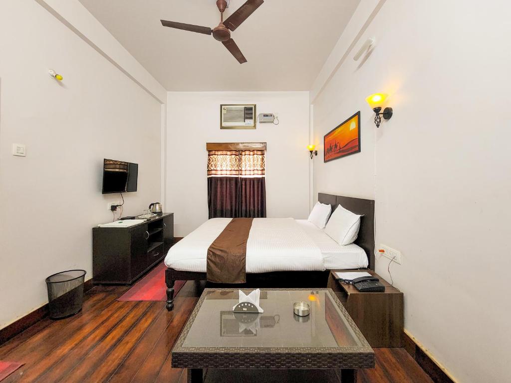 Habitación de hotel con cama y mesa en Shivani Palace Hotel, Restaurant & Party Hall en Seonī