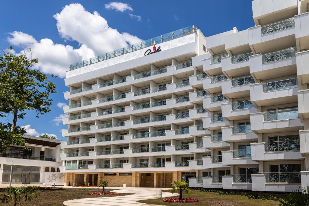 un bâtiment avec aaa en haut dans l'établissement MARITIM Hotel Amelia - Luxury Ultra All Inclusive, à Albena