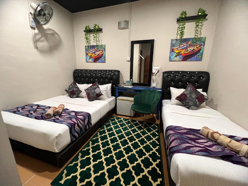 Postel nebo postele na pokoji v ubytování Ghazrin's Garuda Hotel