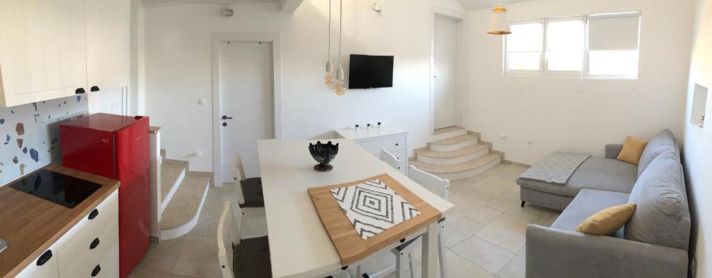 TV a/nebo společenská místnost v ubytování Apartman i Studio Smrikve