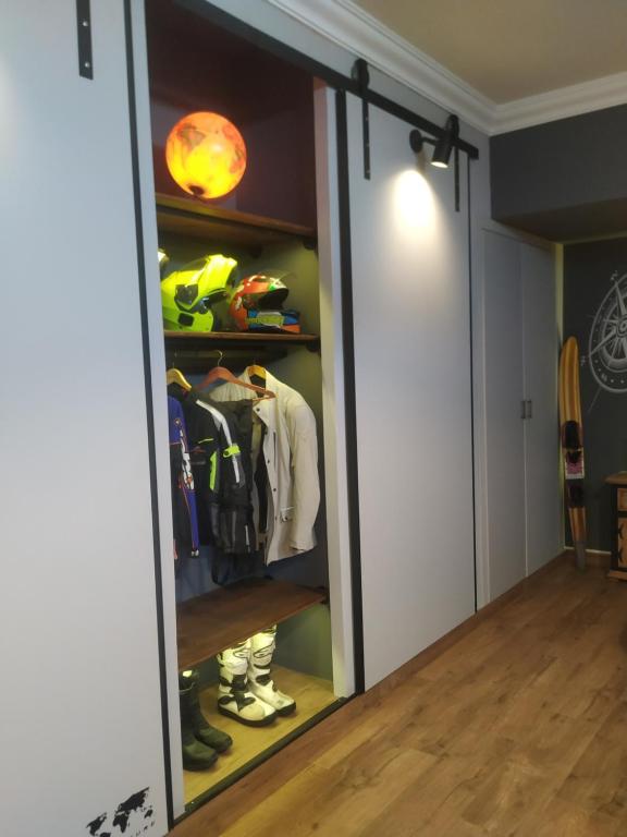einen begehbaren Kleiderschrank mit einer Tür zu einem Zimmer in der Unterkunft PIT STOP in Málaga