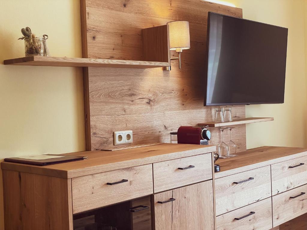 TV a/nebo společenská místnost v ubytování Hotel Kärnten