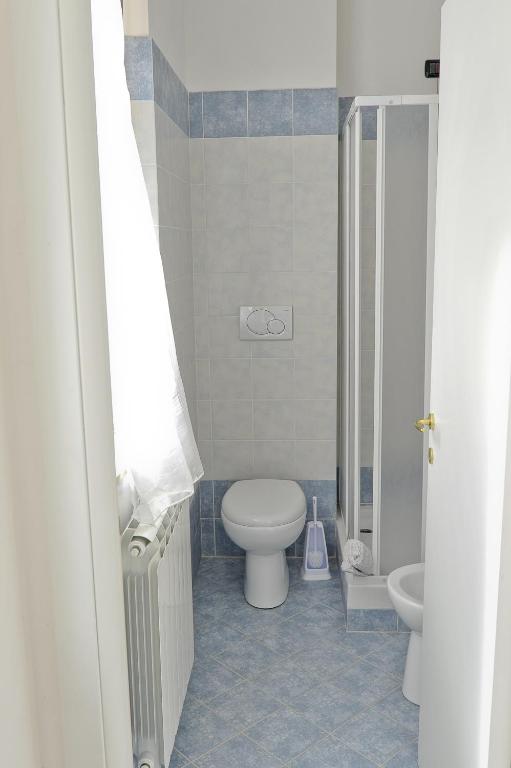 łazienka z toaletą i umywalką w obiekcie Miluna B&B w mieście Nocera Umbra