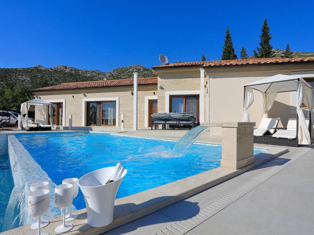 Bazén v ubytovaní Amazing villa with pool alebo v jeho blízkosti