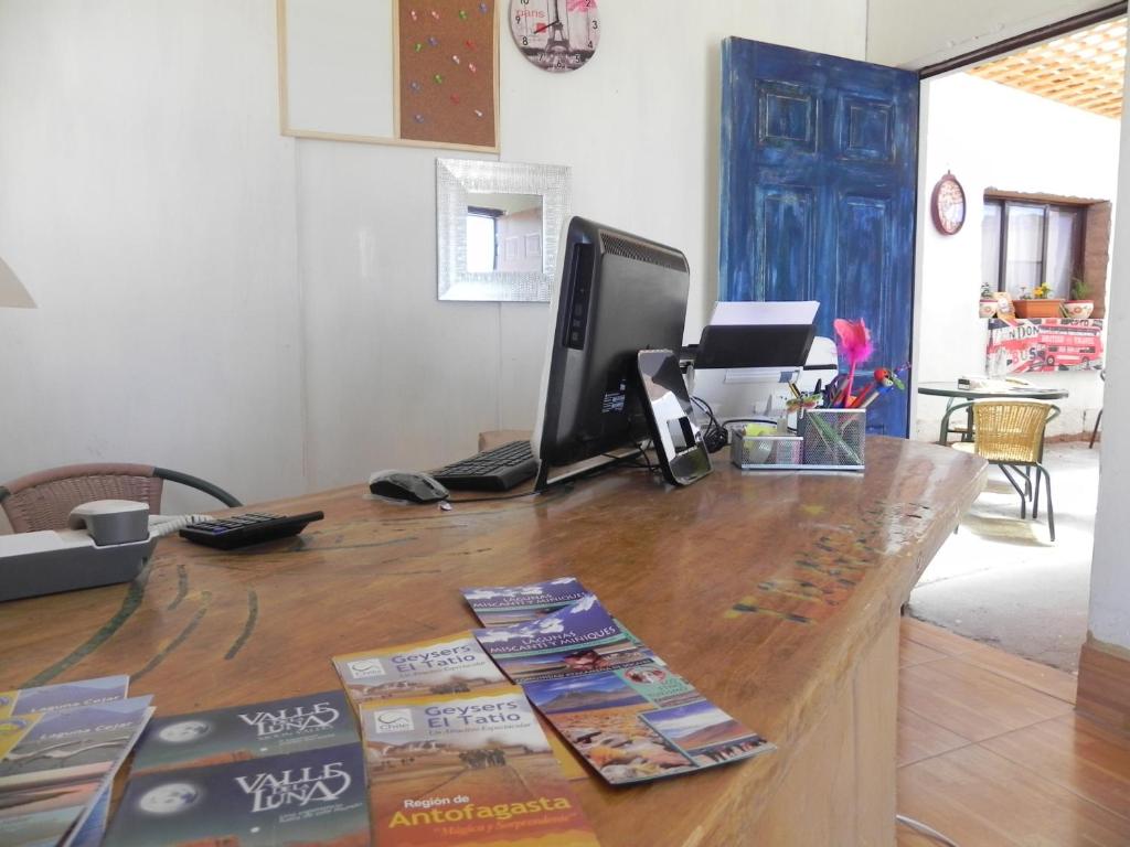 Uma televisão e/ou sistema de entretenimento em Hostal Siete Colores