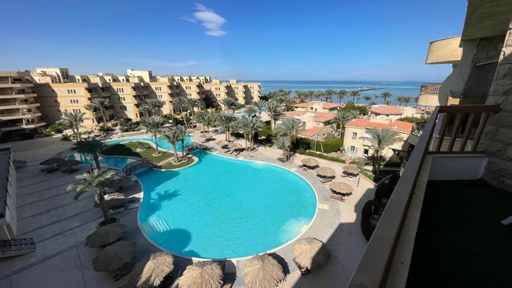widok na basen z balkonu ośrodka w obiekcie Apartment for kitesurflovers w mieście Hurghada