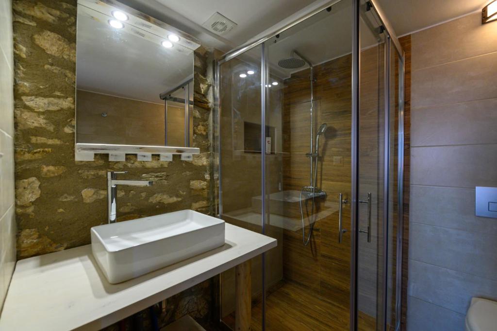 A bathroom at Kalochori Luxury Cottage