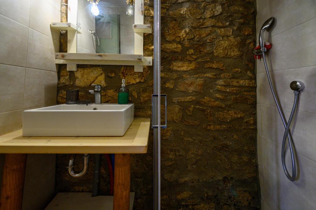 A bathroom at Kalochori Luxury Cottage