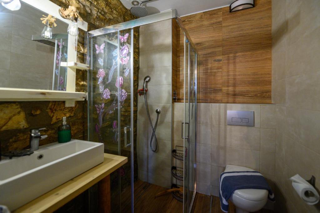 A bathroom at Kalochori Luxury Cottage