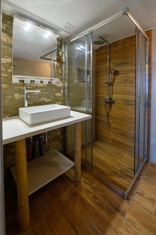 A bathroom at Kalochori Luxury Cottage