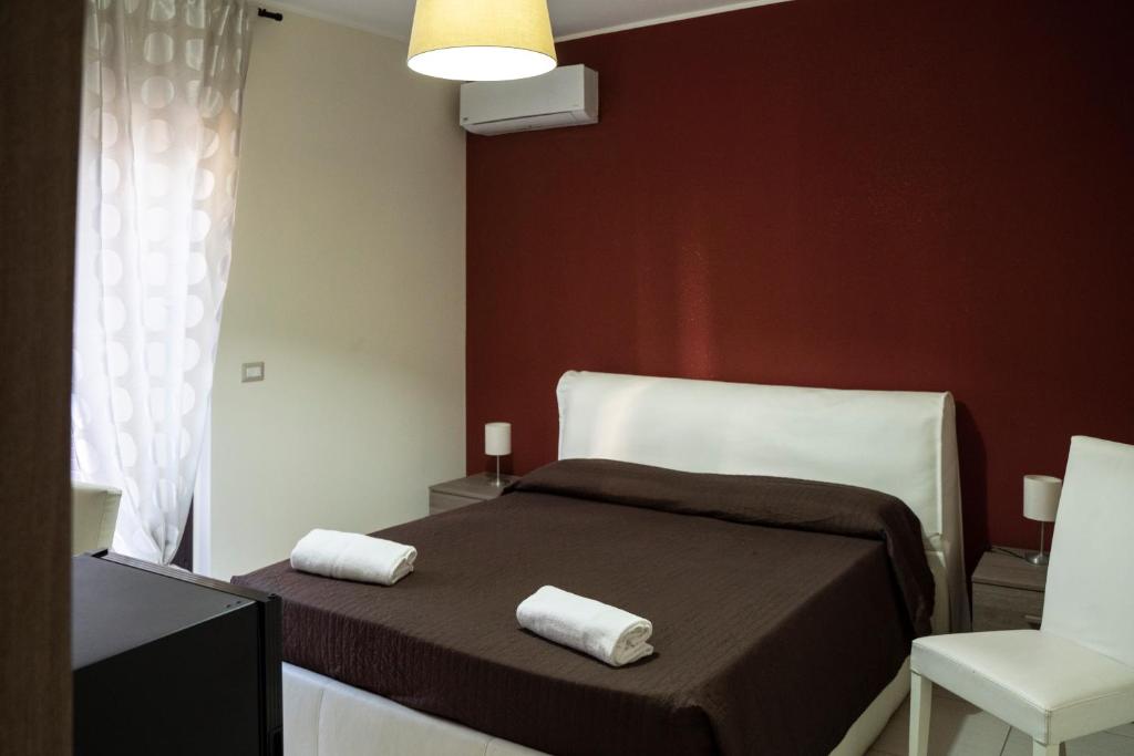 um quarto com uma cama com duas toalhas em La Dimora Dei Mori em Acitrezza