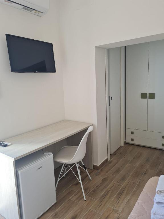TV a/nebo společenská místnost v ubytování Scauri Rooms B&B