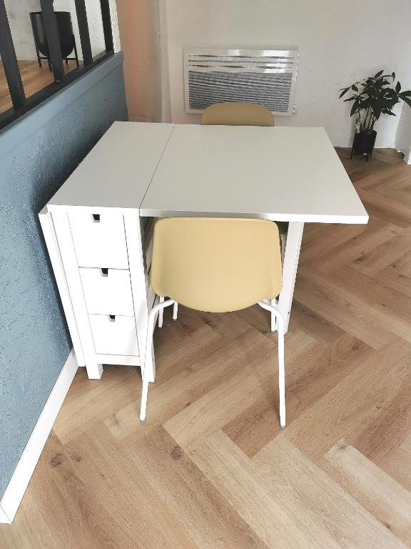 Zdjęcie z galerii obiektu LE PETIT ANGLE APPARTEMENT 2 Pièces, plein centre ville, près de la gare jusqu'à 4 personnes w mieście Bellegarde-sur-Valserine