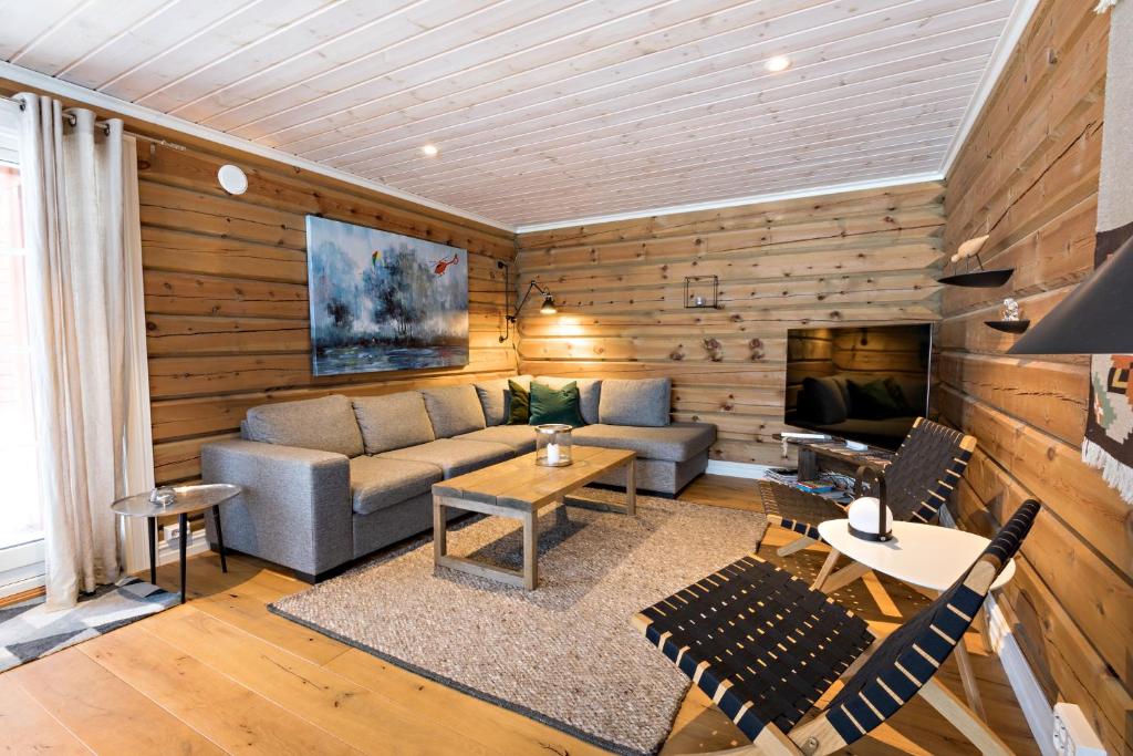 sala de estar con sofá y TV en Lake View Apartment 4 bedrooms and 2 bathrooms, en Sykkylven