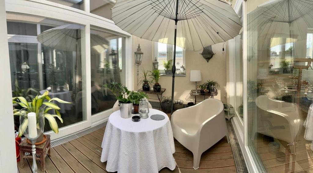 a dining room with a table and two umbrellas at Kreuzberger Szene Penthouse in Berlin