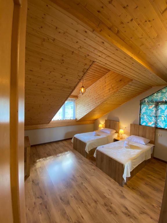 Llit o llits en una habitació de Lanchvali Inn