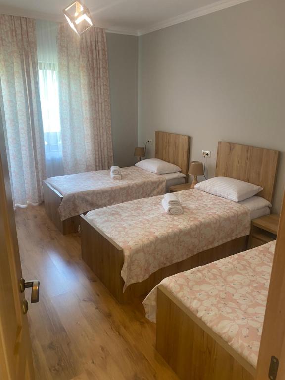 Postel nebo postele na pokoji v ubytování Lanchvali Inn