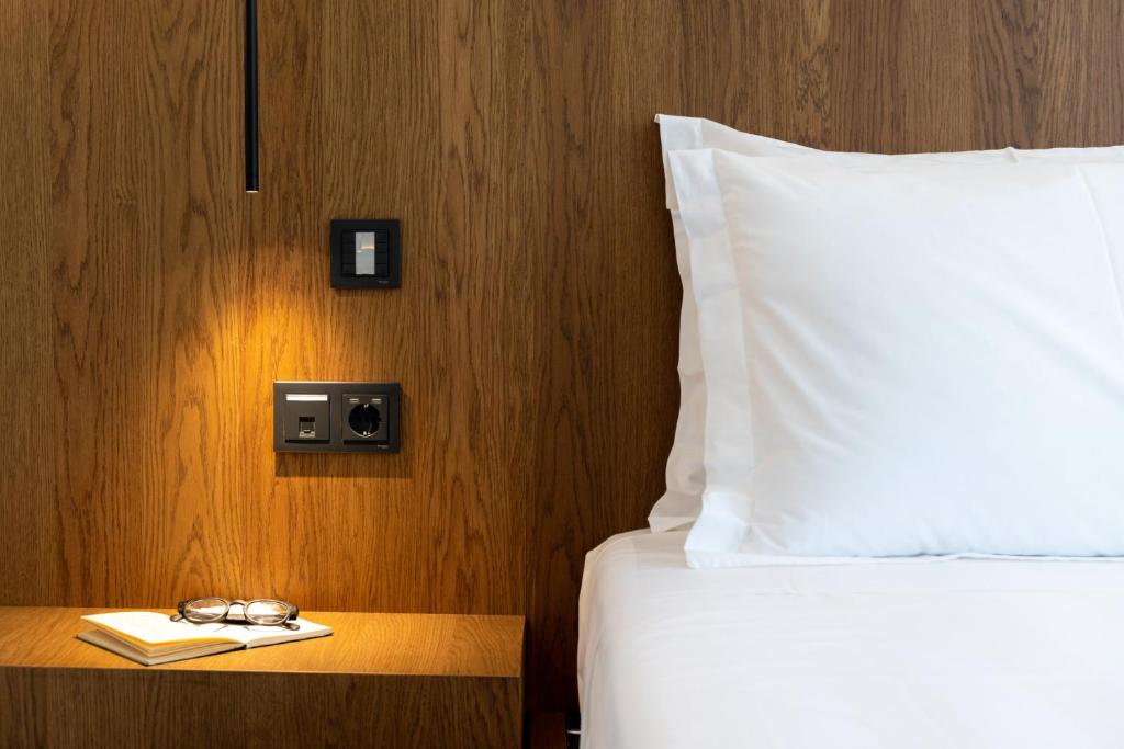 A bed or beds in a room at Neoma