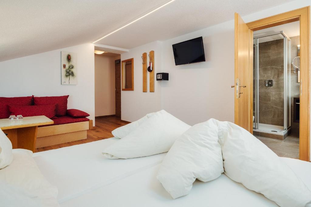 Postel nebo postele na pokoji v ubytování Hotel Garni Jägerheim