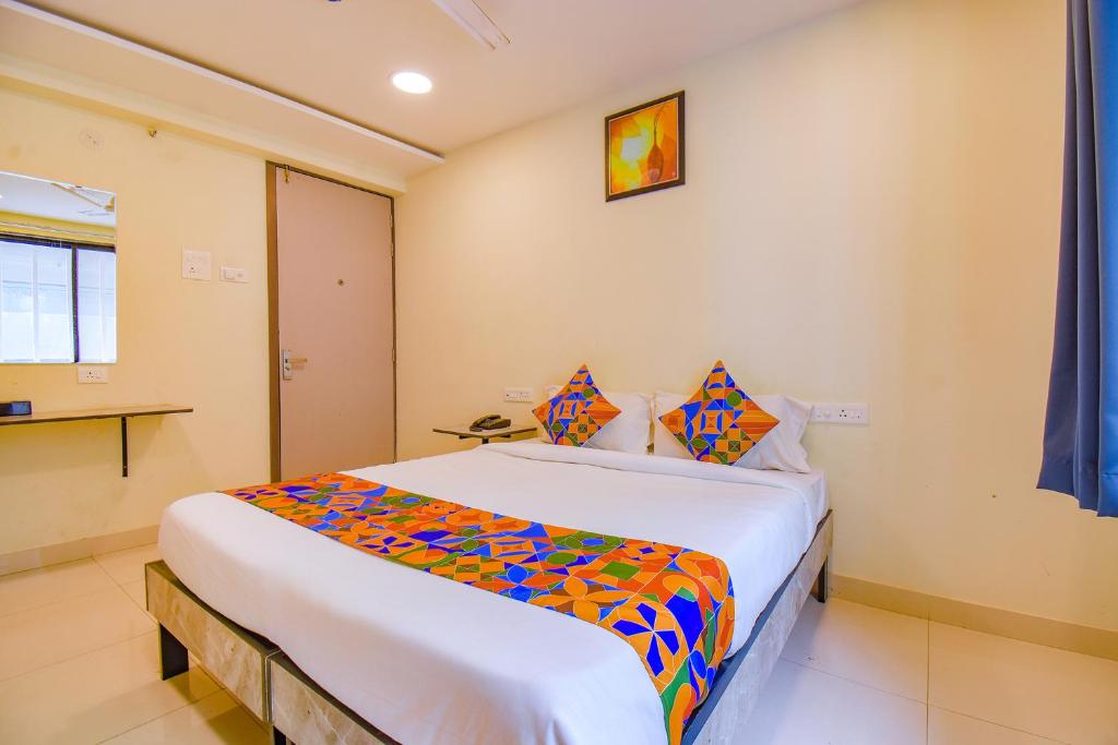 Postel nebo postele na pokoji v ubytování FabHotel Gargi Inn - Near Balewadi Stadium
