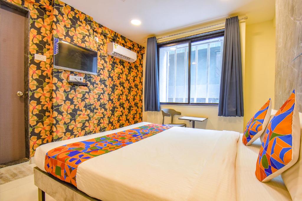 Postel nebo postele na pokoji v ubytování FabHotel Gargi Inn - Near Balewadi Stadium