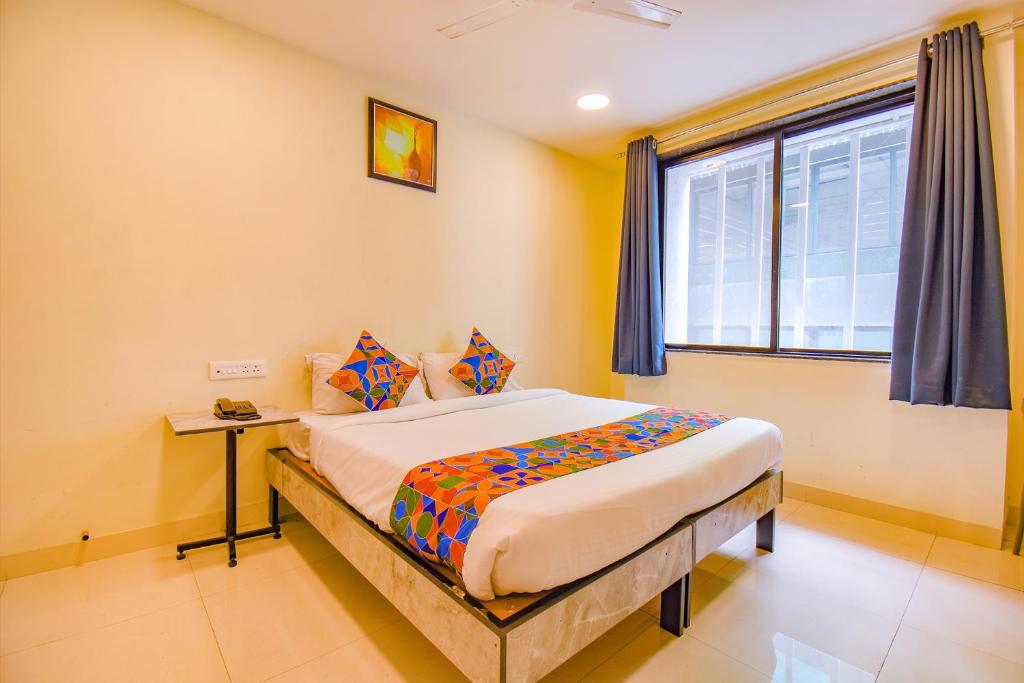 Postel nebo postele na pokoji v ubytování FabHotel Gargi Inn - Near Balewadi Stadium