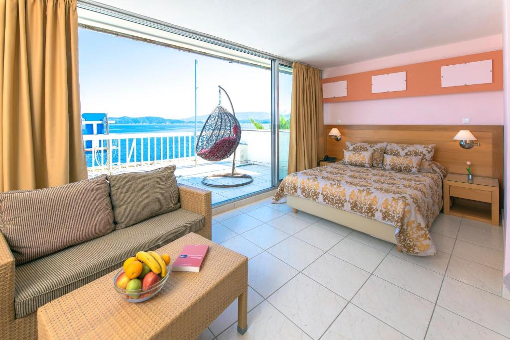 Postel nebo postele na pokoji v ubytování Avra Hotel