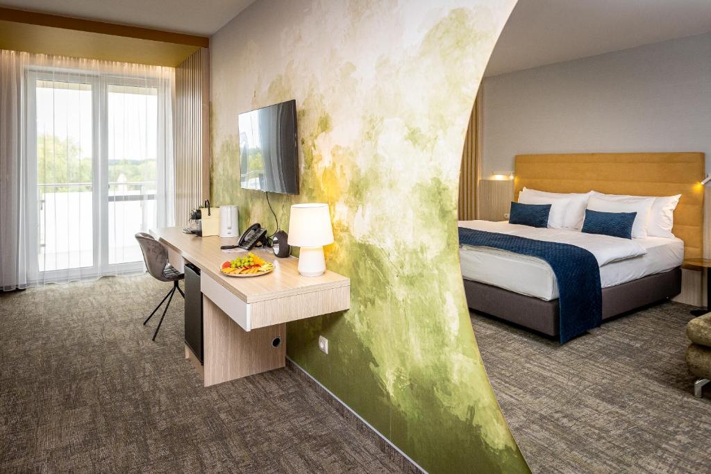 Postel nebo postele na pokoji v ubytování Nádas Tó Park Hotel