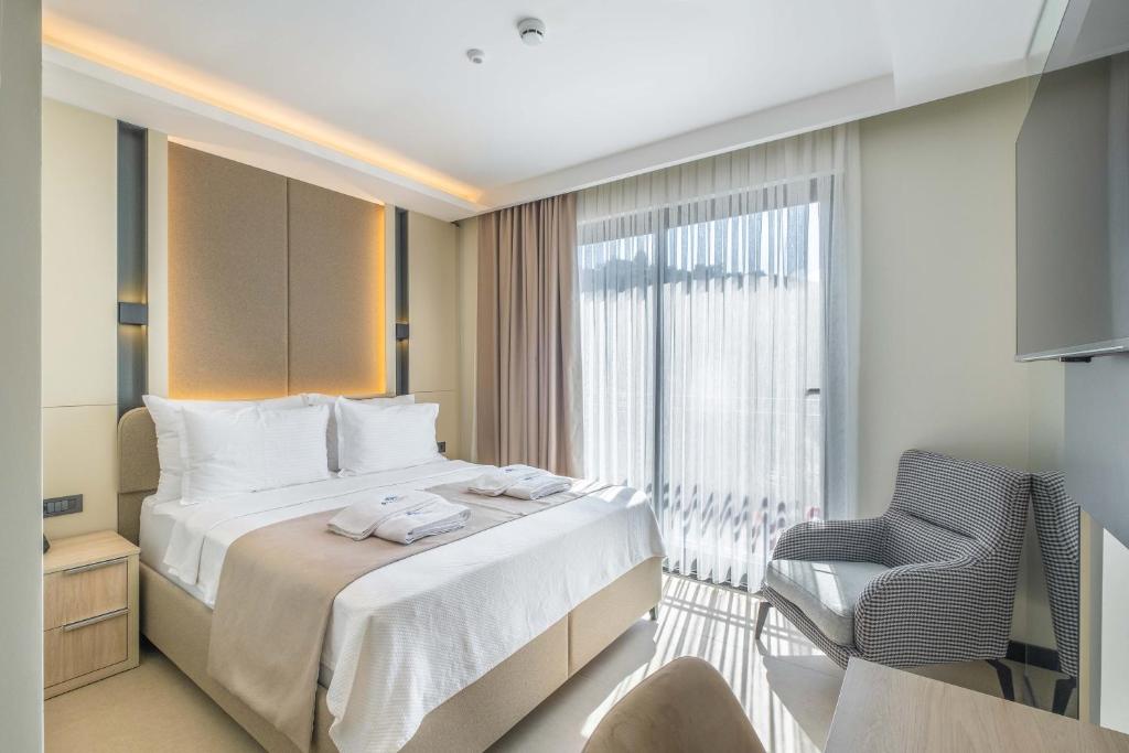 ein Hotelzimmer mit einem Bett und einem Fenster in der Unterkunft SeaTown Hotel in Kaş