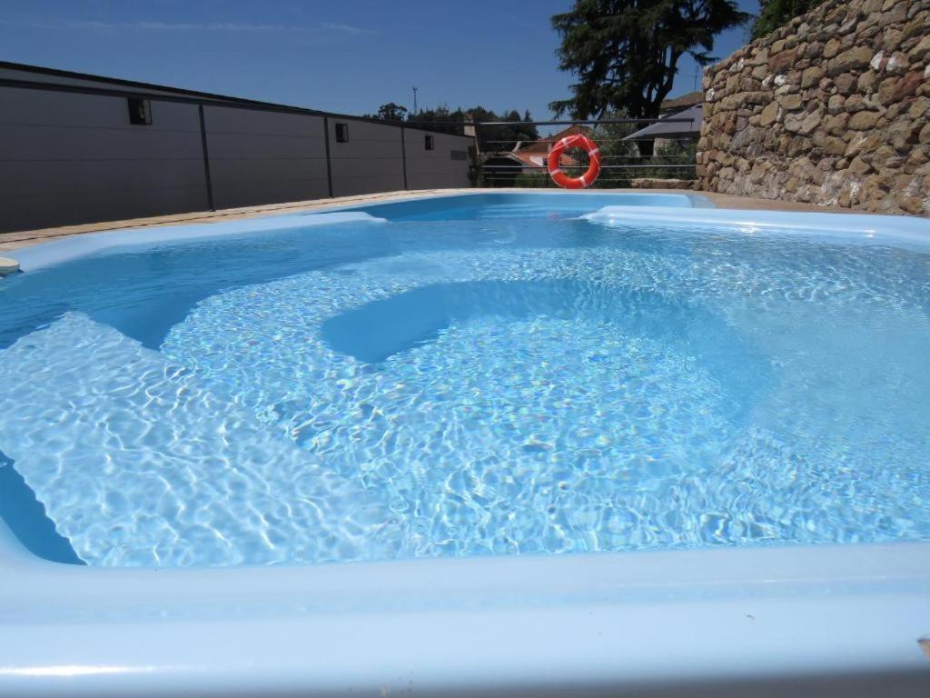 una gran piscina de agua azul en el patio trasero en Casa da Roda - Turismo de Habitação, en Pinhel