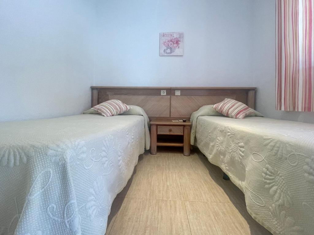 Łóżko lub łóżka w pokoju w obiekcie Hostal Noli