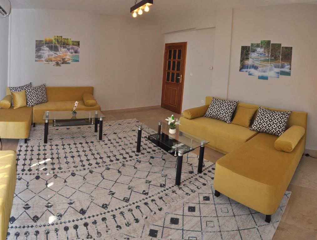 una sala de estar con 2 sofás y una alfombra en Friendly Flat 3 en Edessa